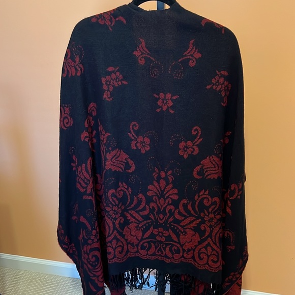 Reversible damasks pattern shawl with fringe One Size - Picture 4 of 8